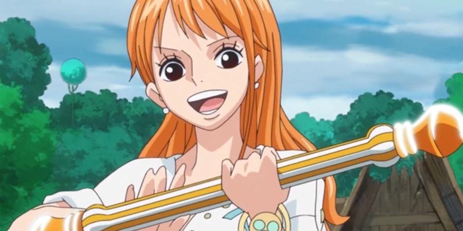 Nami, tem cabelos alaranjados, empunhando sua arma, que tem formato de um bastão na cor branca e laranja